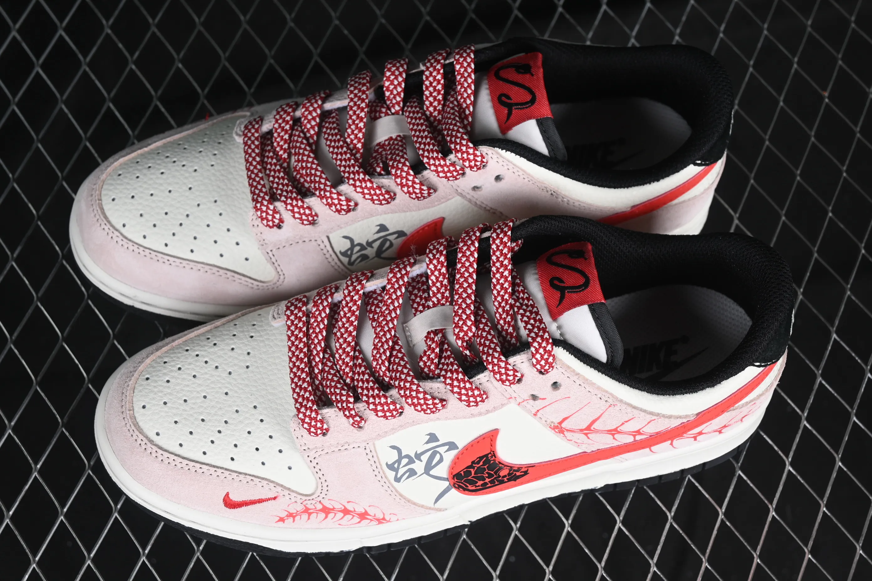 All categories Nk SB Dunk Series Nk SB Dunk Low High-end customized low-top sneakers Nk SB Dunk Low Year of the Snake series Pig Eight Red Hook High-end customized low-top casual sneakers DJ2024-106